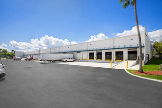 11200 NW 25th St, Miami, FL à louer Photo intérieure– Image 2 sur 2