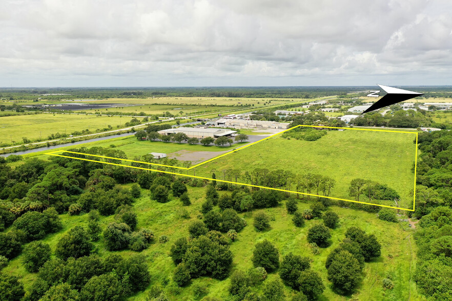 2106 N Kings Hwy, Fort Pierce, FL à vendre - Photo de l’immeuble – Image 1 sur 21