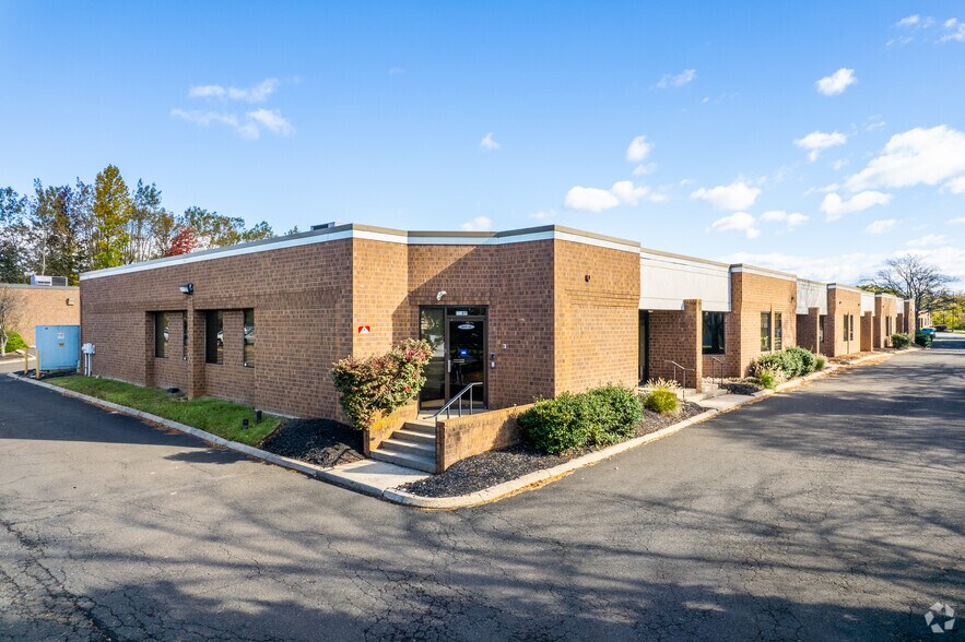 2260 Cabot Blvd W, Langhorne, PA à louer - Photo de l’immeuble – Image 3 sur 16