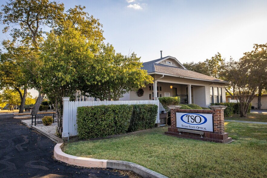 515 E Court St, Seguin, TX à vendre - Photo de l’immeuble – Image 3 sur 23