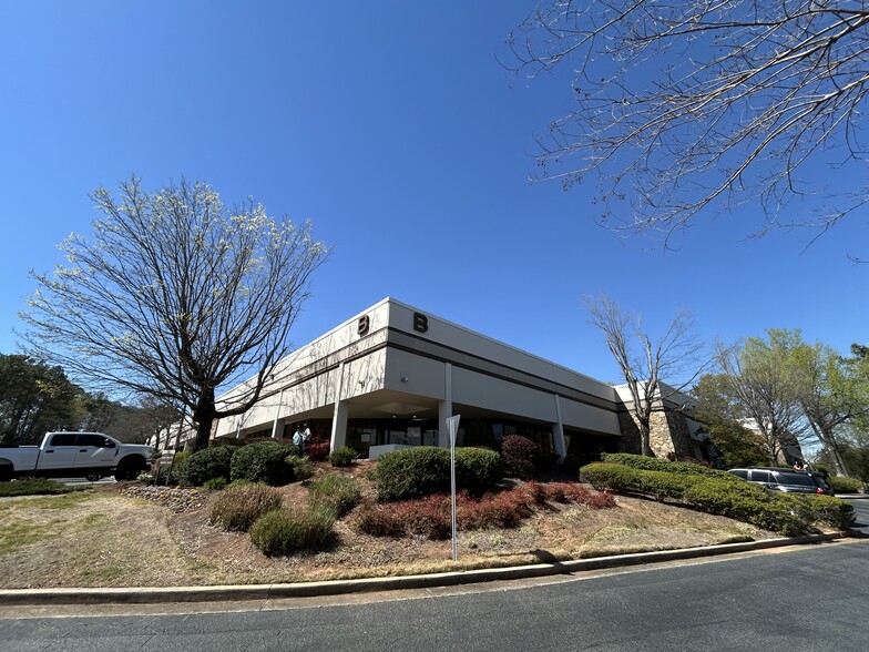 2700 Northeast Expy, Atlanta, GA à louer - Photo de l’immeuble – Image 1 sur 6
