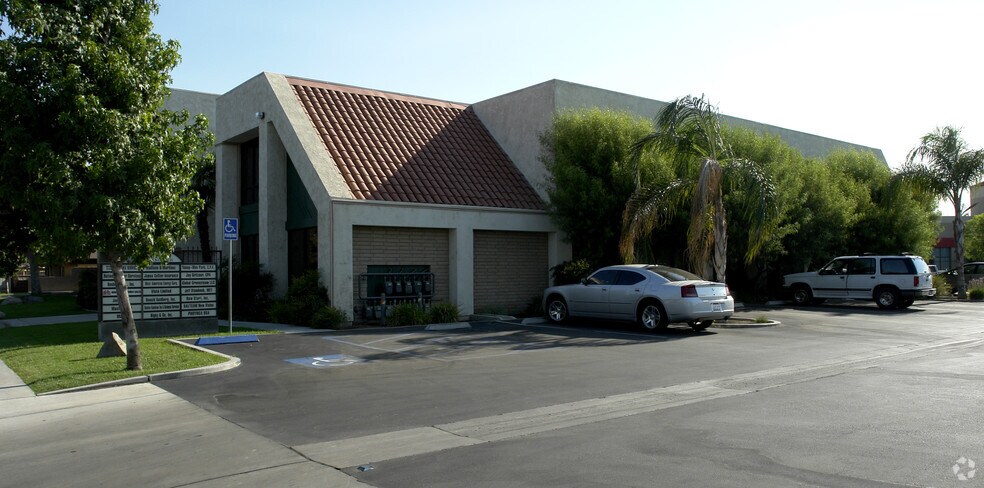 4949 Buckley Way, Bakersfield, CA à louer - Photo de l’immeuble – Image 3 sur 5
