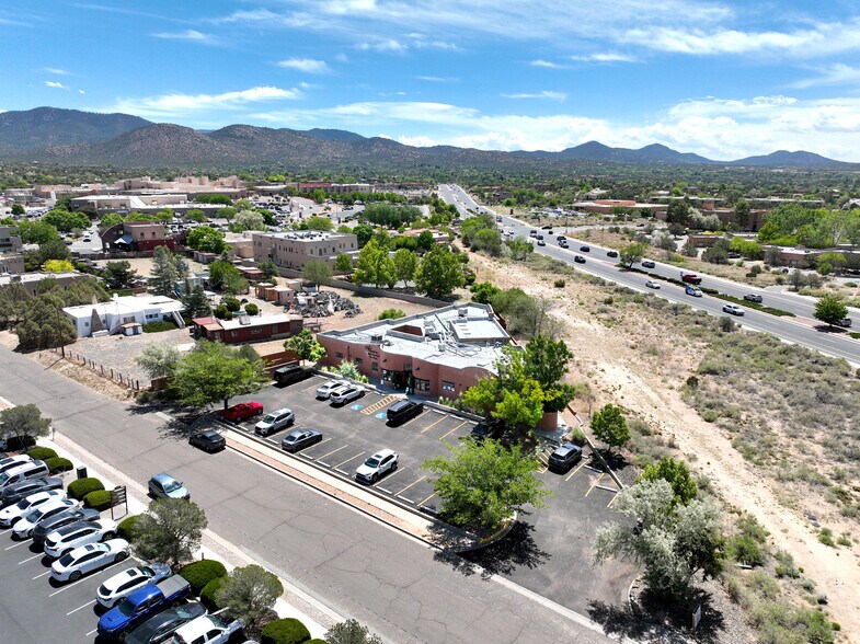 546 Harkle Rd, Santa Fe, NM à louer - Photo de l’immeuble – Image 1 sur 3