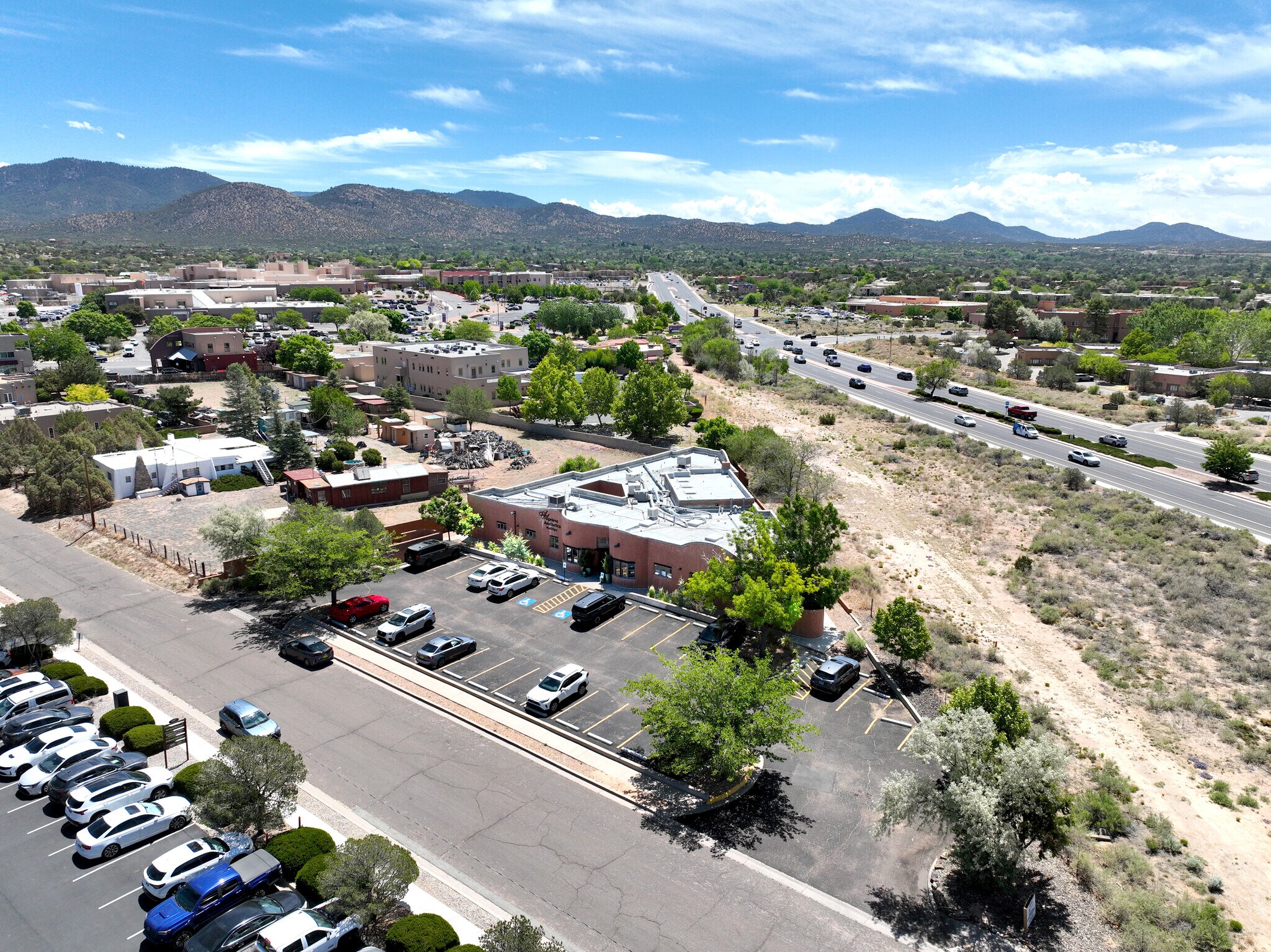 546 Harkle Rd, Santa Fe, NM à louer Photo de l’immeuble– Image 1 sur 4