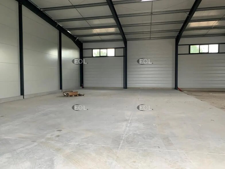 Local d’activités dans Carpentras à louer - Photo de l’immeuble – Image 2 sur 2