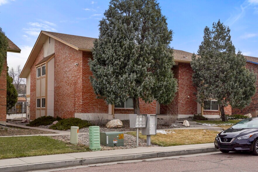 995 Holli Springs Ln, Colorado Springs, CO à vendre - Photo de l’immeuble – Image 3 sur 14