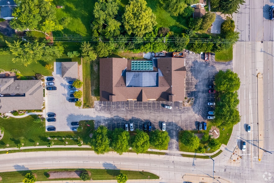 7602 W Mequon Rd, Mequon, WI à louer - Aérien – Image 2 sur 23