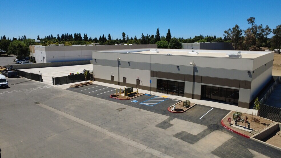 3740 Happy Ln, Sacramento, CA à louer - Photo de l’immeuble – Image 3 sur 11