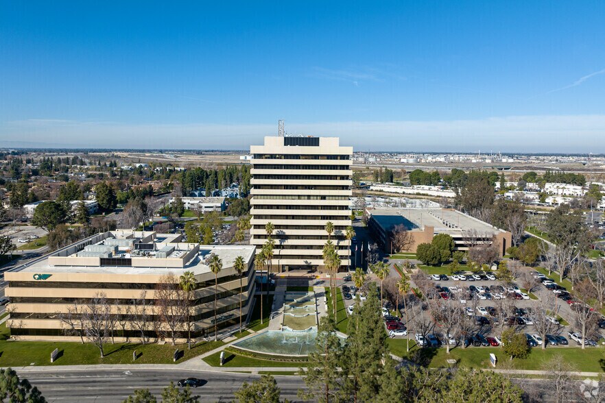 5060 California Ave, Bakersfield, CA à louer - Photo de l’immeuble – Image 2 sur 17