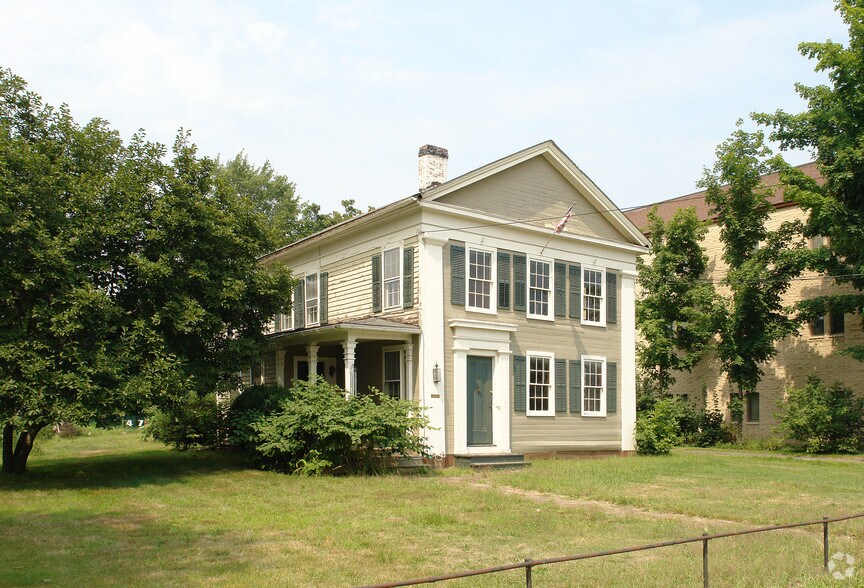 59 Whiting St, Plainville, CT à vendre - Photo de l’immeuble – Image 2 sur 4