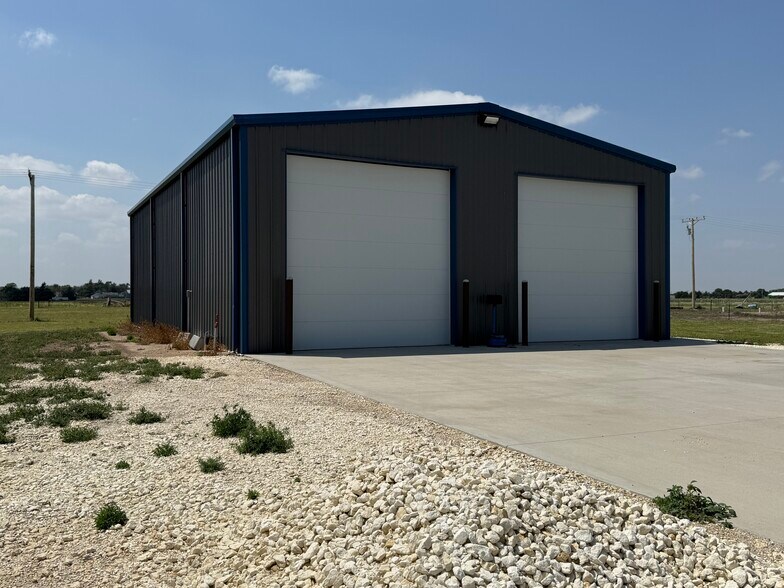 143 Industrial Cir, Dighton, KS à vendre - Photo de l’immeuble – Image 2 sur 10