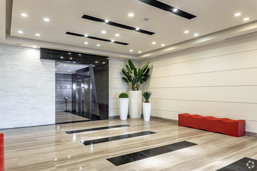 3905 NW 107th Ave, Doral, FL à louer - Hall d’entrée – Image 2 sur 23