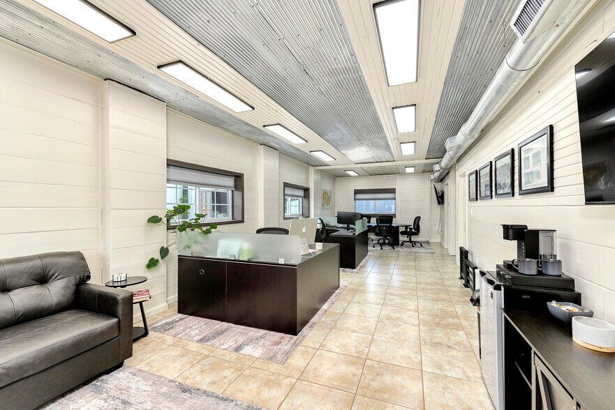 176 W 1st St, Peculiar, MO à louer - Photo de l’immeuble – Image 3 sur 10