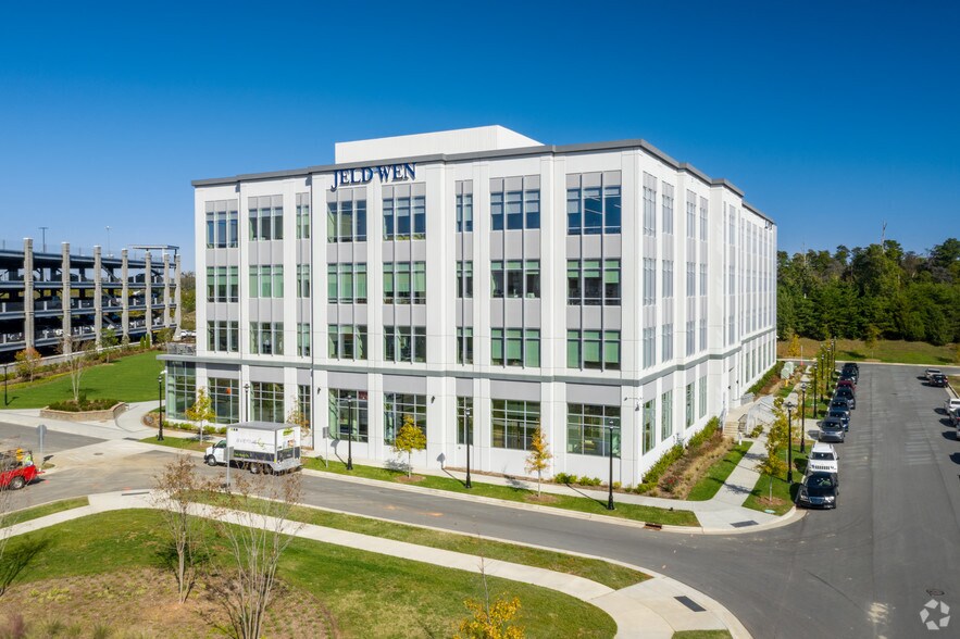 2645 Silver Crescent Dr, Charlotte, NC à louer - Photo de l’immeuble – Image 2 sur 14