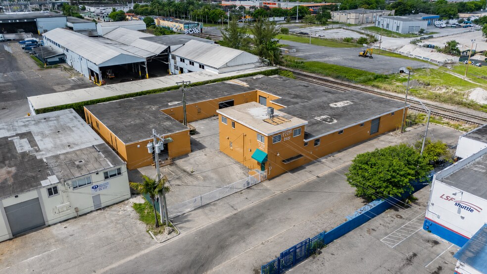 3750 NW 43rd St, Hialeah, FL à louer - Photo de l’immeuble – Image 1 sur 13