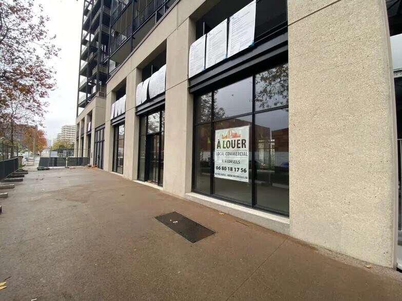 Local commercial dans Saint-Denis à louer - Photo de l’immeuble – Image 1 sur 2