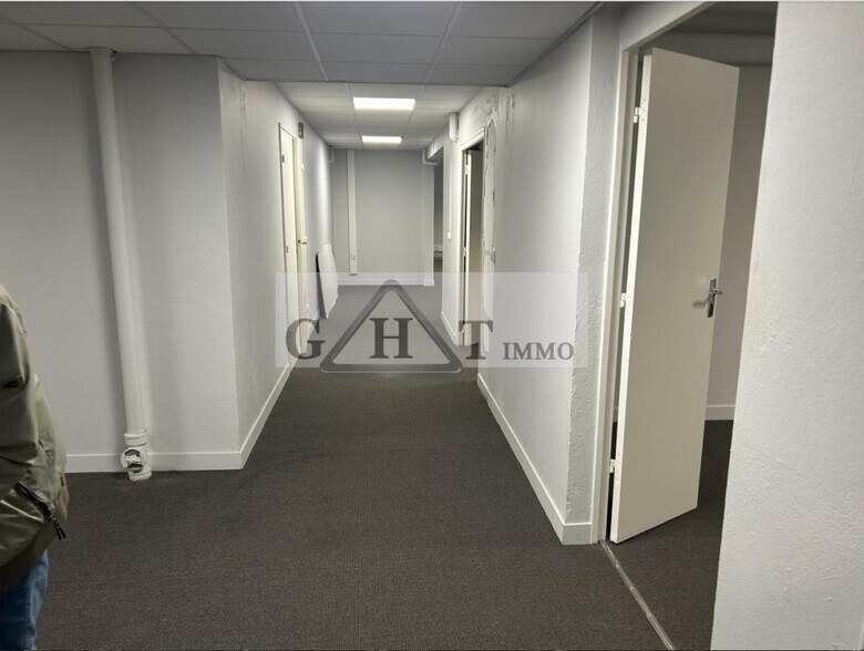 Industriel/Logistique dans Rueil-Malmaison à louer - Photo de l’immeuble – Image 1 sur 6
