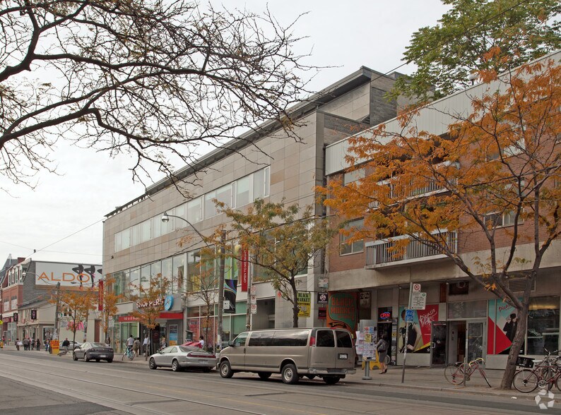 252-260 Queen St W, Toronto, ON à louer - Photo de l’immeuble – Image 2 sur 6