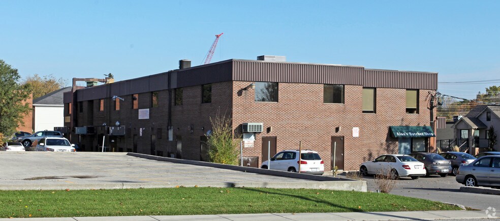 108-122 Athol St, Whitby, ON à louer - Photo de l’immeuble – Image 2 sur 2
