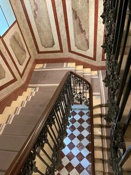 1 Avenue Franklin D. Roosevelt, Paris à louer - Photo de l’immeuble – Image 3 sur 10
