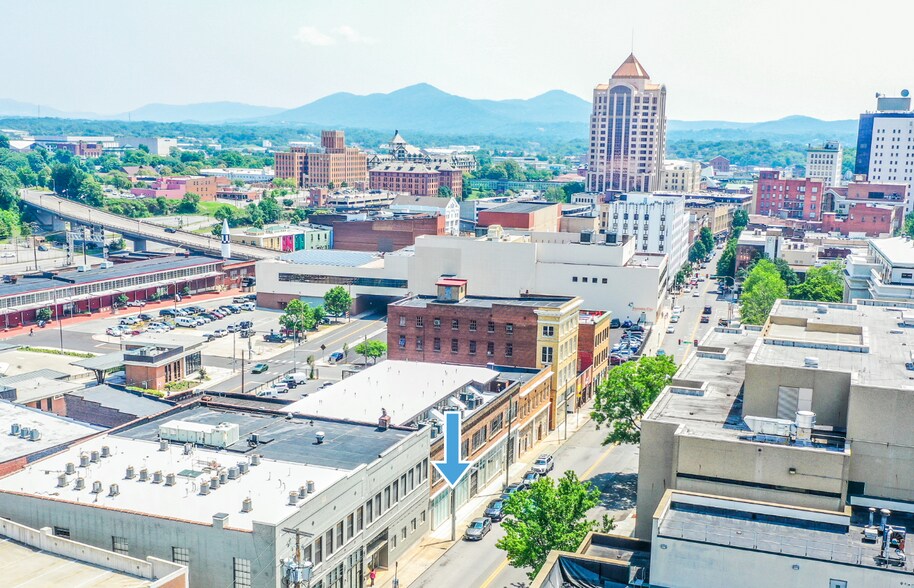 319 Campbell Ave SW, Roanoke, VA à louer - Photo de l’immeuble – Image 2 sur 11