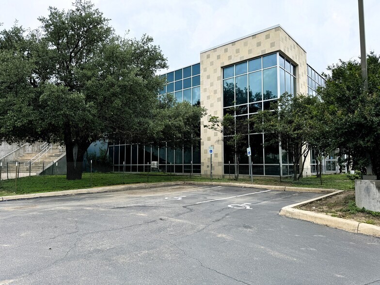 5107 Medical Dr, San Antonio, TX à louer - Photo de l’immeuble – Image 1 sur 5