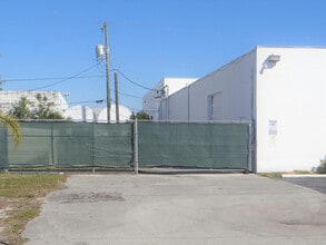 245 SW 33rd St, Fort Lauderdale, FL à louer Photo de l’immeuble– Image 1 sur 8