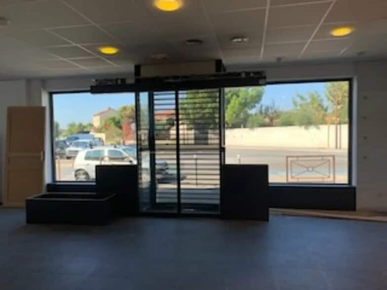 Local commercial dans Avignon à louer - Photo de l’immeuble – Image 2 sur 9