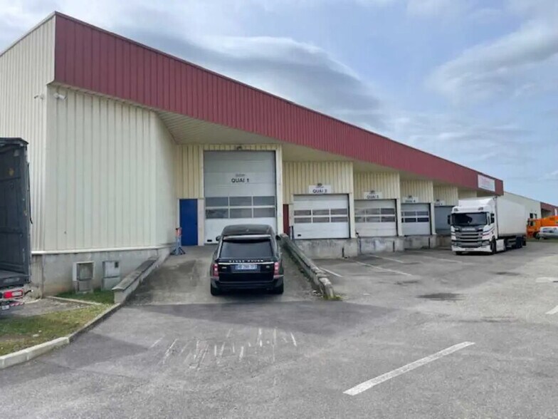 15 Avenue De Montmartin, Corbas à louer - Photo de l’immeuble – Image 3 sur 19