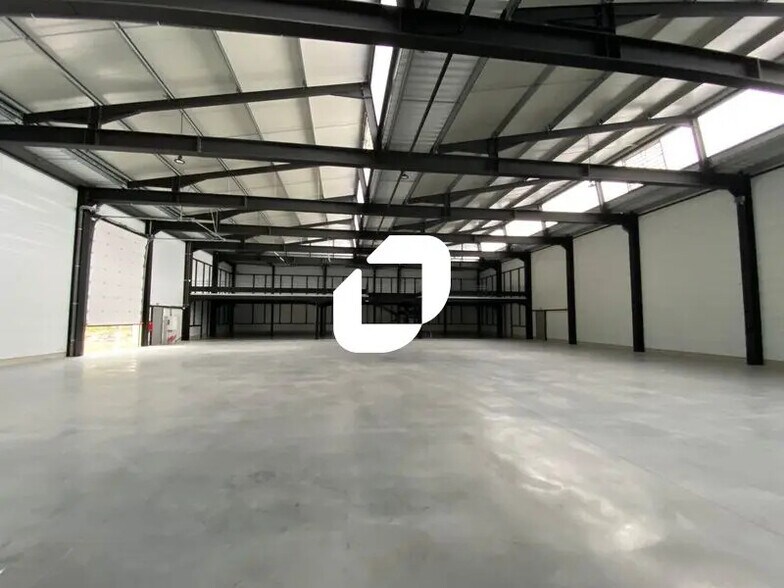 Local d’activités dans Vailhauquès à louer - Photo de l’immeuble – Image 3 sur 6