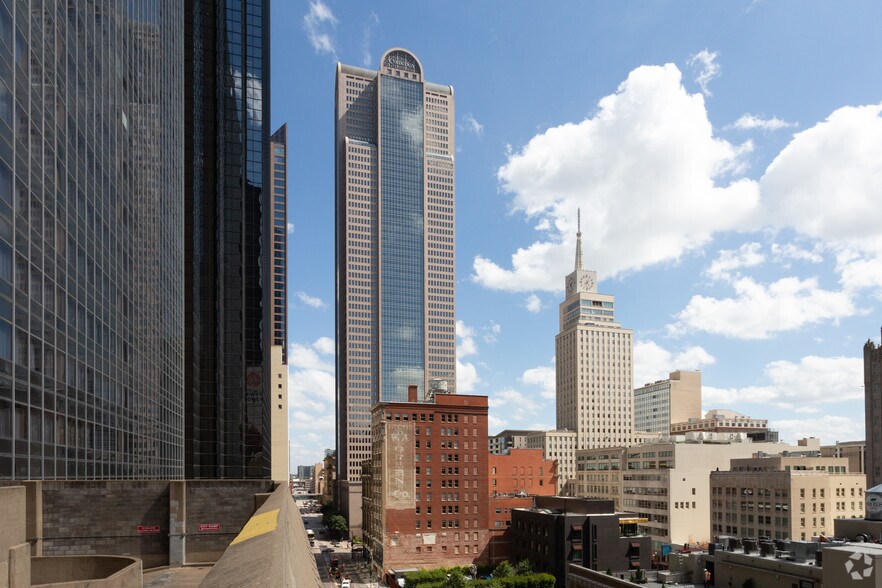 1717 Main St, Dallas, TX à louer - Photo de l’immeuble – Image 2 sur 10