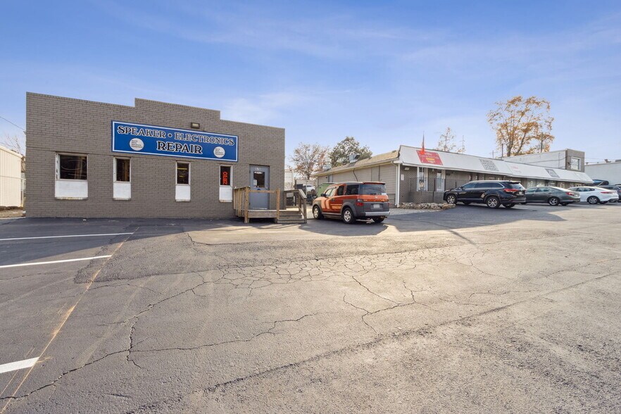Portfolio of 2 Adjacent Retail Buildings portefeuille de 2 biens à vendre sur LoopNet.fr - Photo de l’immeuble – Image 2 sur 39