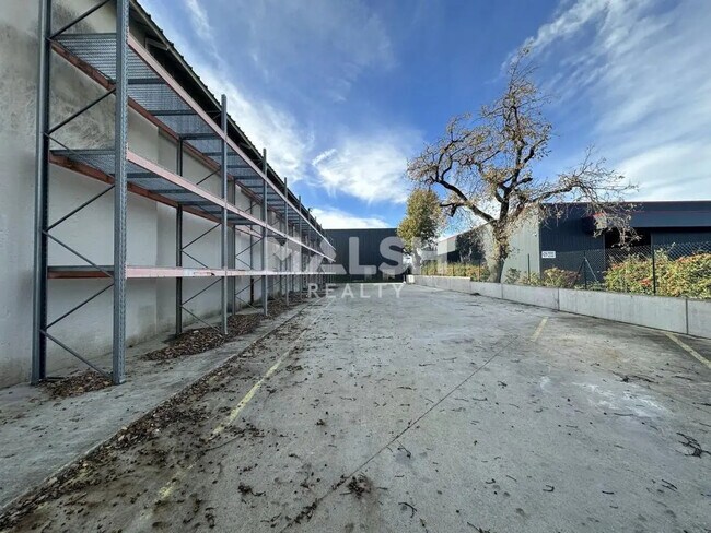 Plus de détails pour Local d'activités à louer