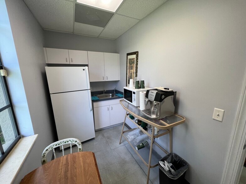 6323 Memorial Hwy, Tampa, FL à louer - Photo de l’immeuble – Image 2 sur 11