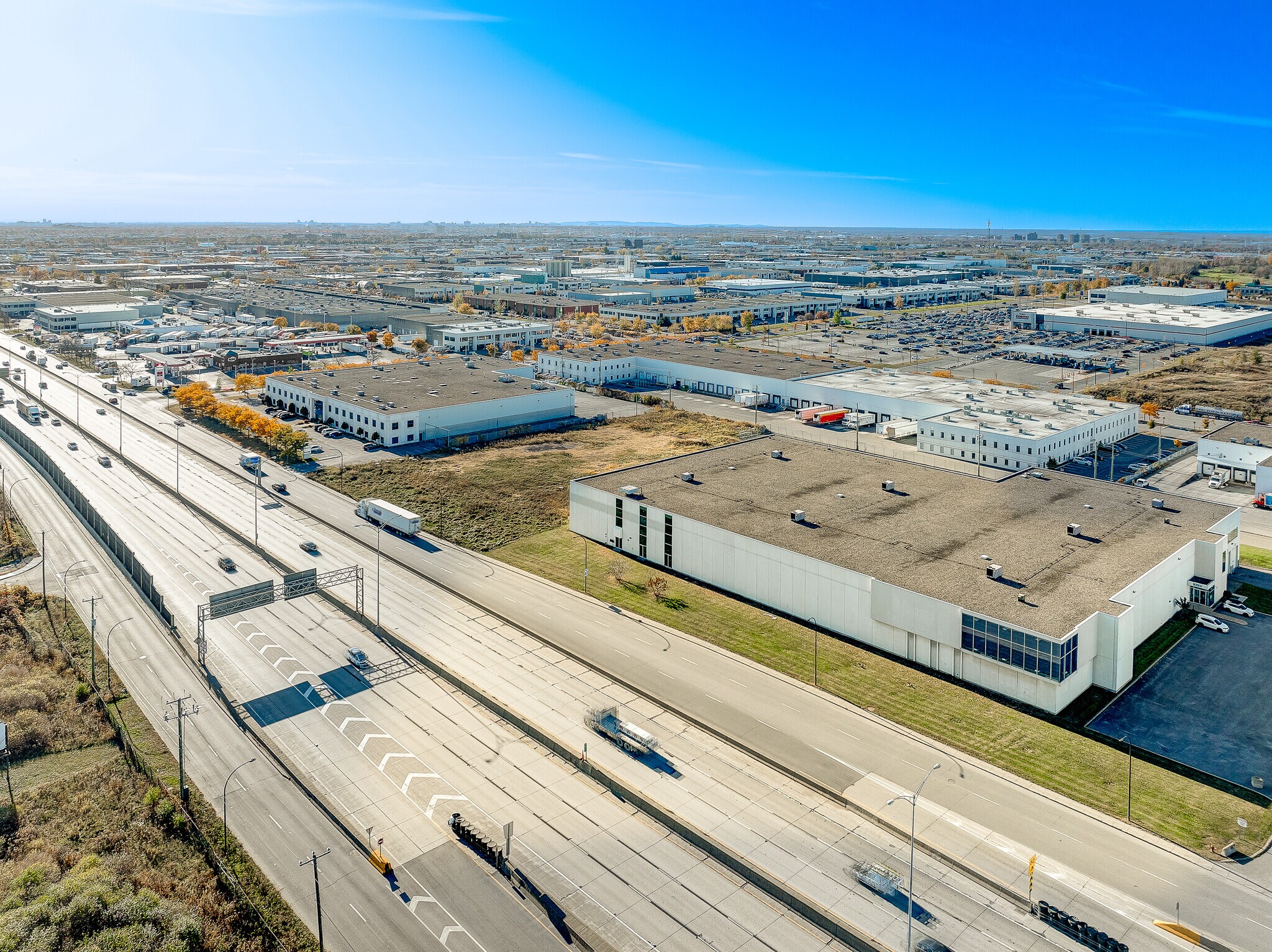 9393 Boul Métropolitain E, Montréal, QC à louer Photo principale– Image 1 sur 10