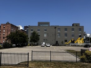 319 SW 5th St, Des Moines, IA à louer Photo intérieure– Image 2 sur 8