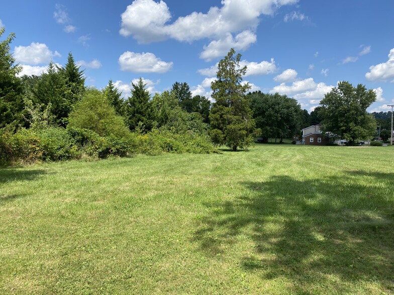 1012 Mount Vernon Rd, Hurricane, WV à vendre - Photo de l’immeuble – Image 1 sur 7