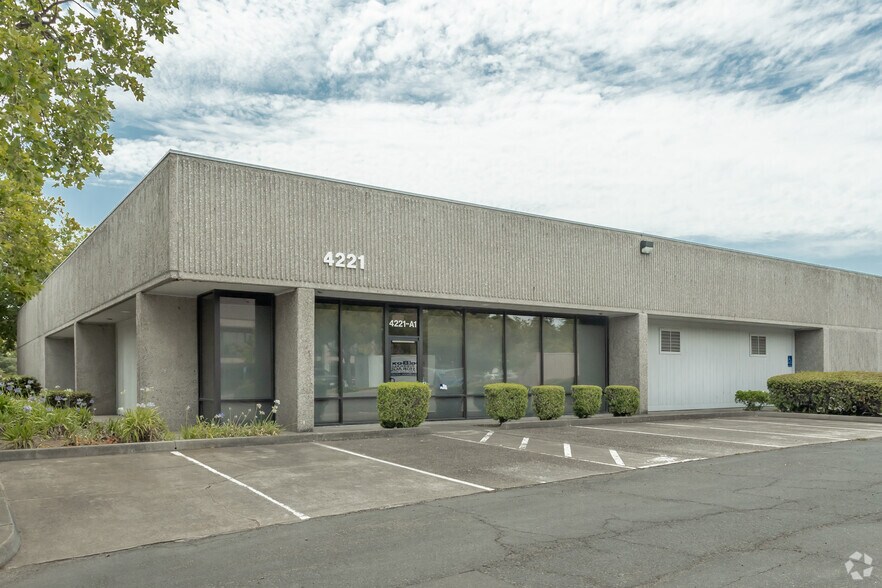 4221 N Freeway Blvd, Sacramento, CA à louer - Photo de l’immeuble – Image 3 sur 13