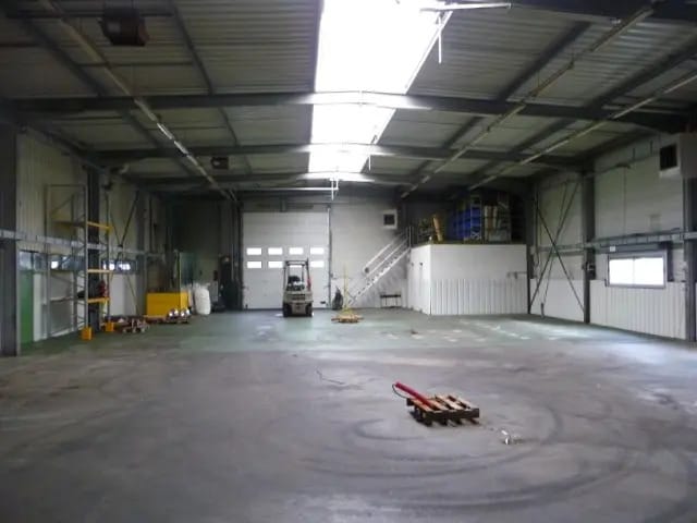 Local d’activités dans Saint-Étienne-du-Rouvray à louer - Photo de l’immeuble – Image 2 sur 8