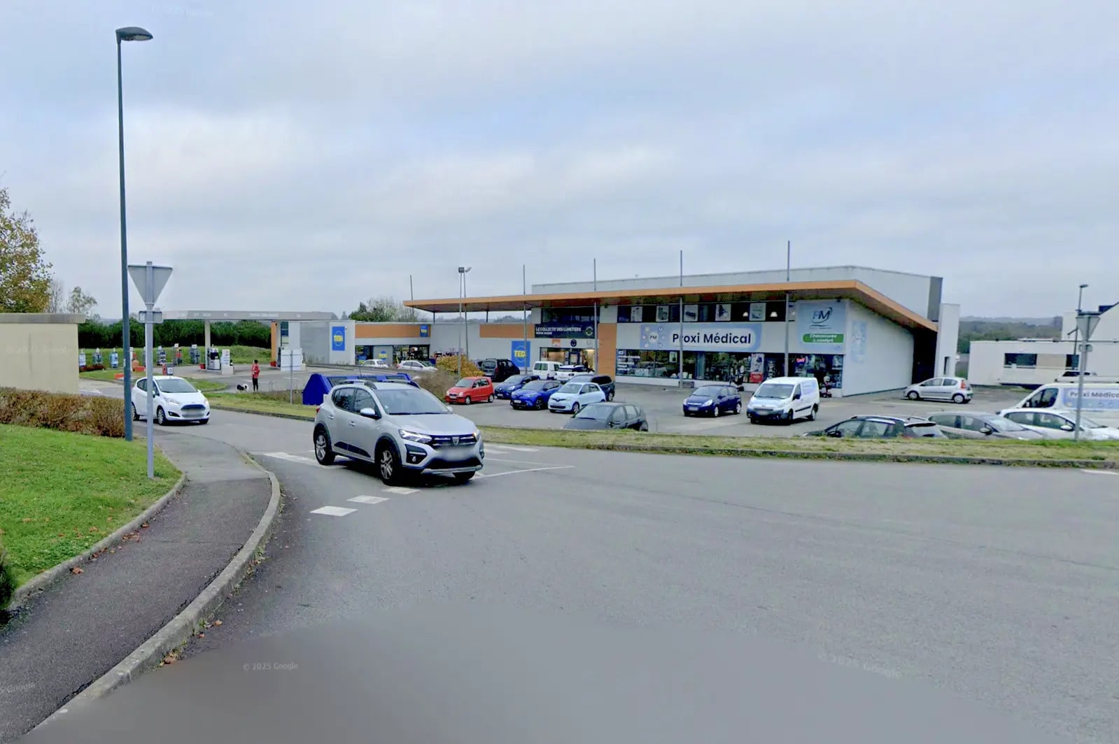 Local commercial dans Fouesnant à louer Photo de l’immeuble– Image 1 sur 3