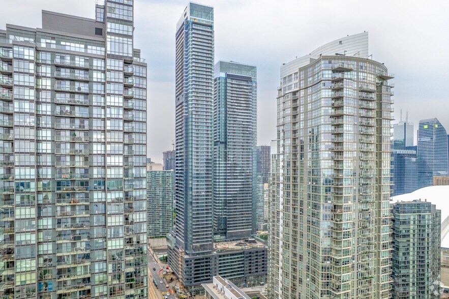 23 Spadina Ave, Toronto, ON à louer - Photo de l’immeuble – Image 2 sur 9