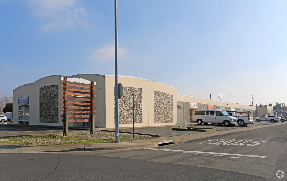 228-244 Travis Ct, Suisun City, CA à louer - Photo de l’immeuble – Image 2 sur 3