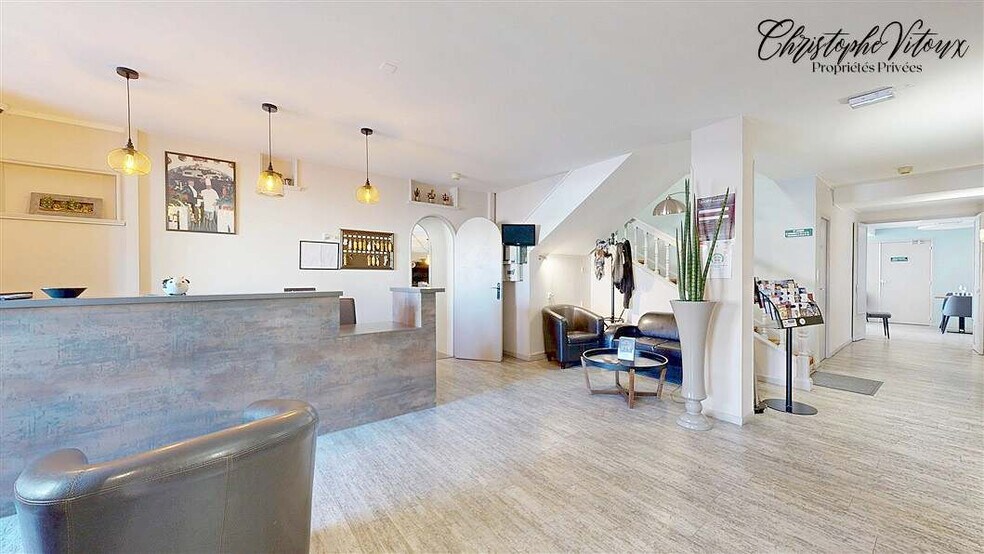 Local d'activités dans à vendre - Photo de l’immeuble – Image 3 sur 15