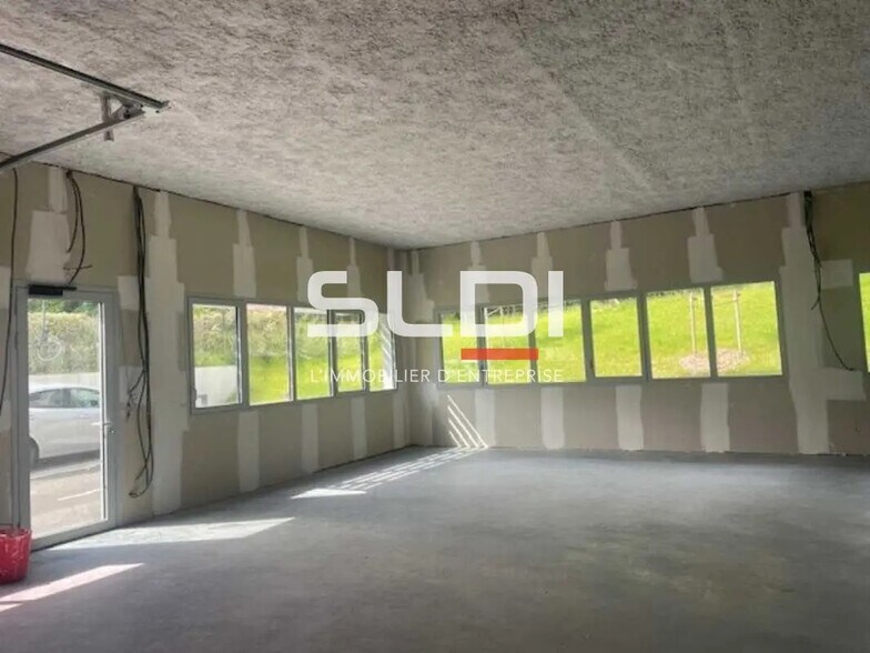Local d'activités dans Lissieu à vendre - Photo de l’immeuble – Image 2 sur 7