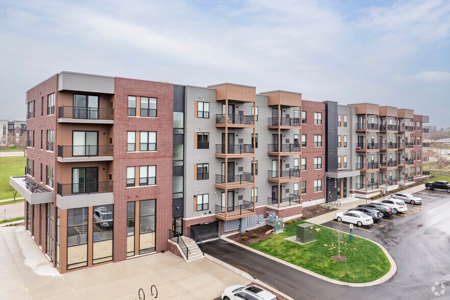 5601 Fraser Cir, Madison, WI à louer - Photo de l’immeuble – Image 2 sur 12