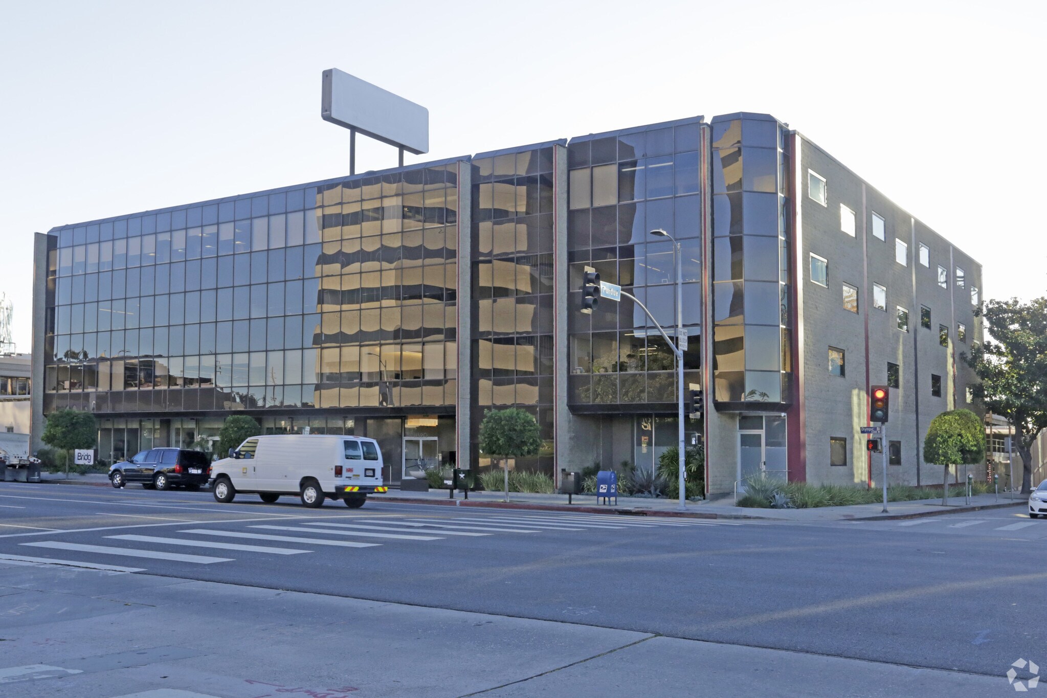 11388-11390 W Olympic Blvd, Los Angeles, CA à louer Photo de l’immeuble– Image 1 sur 10
