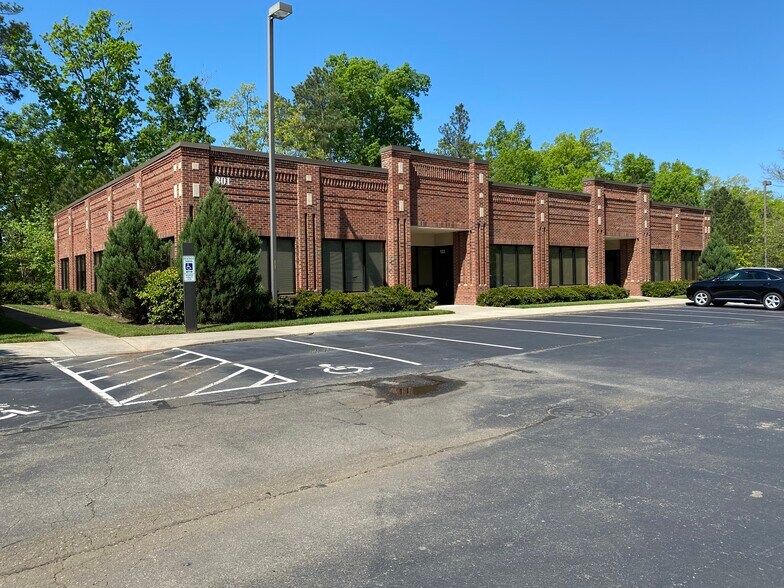801 Cascade Pointe Ln, Cary, NC à louer - Photo de l’immeuble – Image 3 sur 3