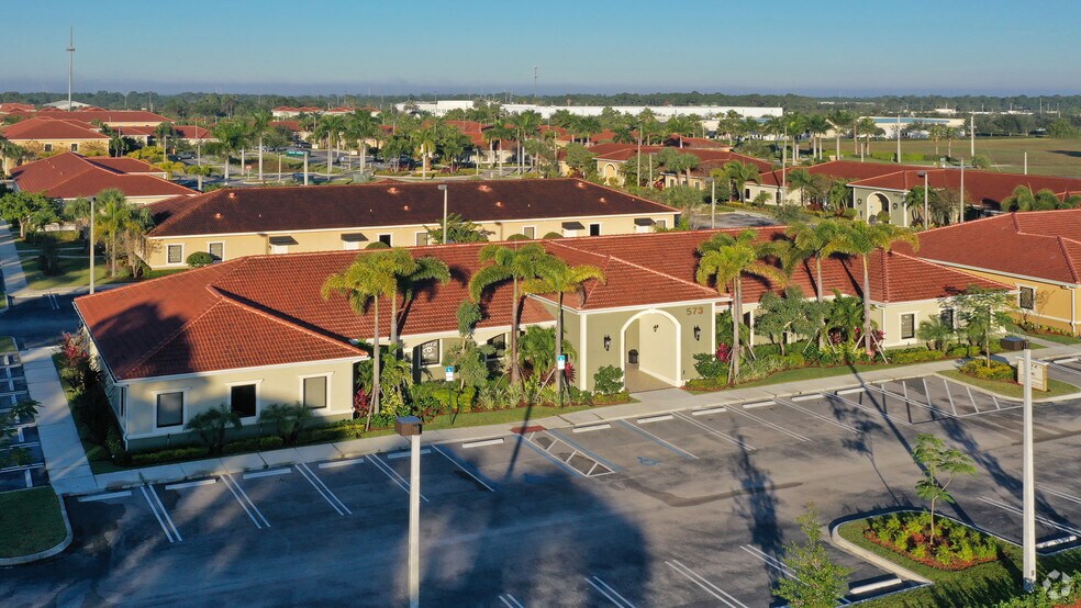 573 NW Lake Whitney Pl, Port Saint Lucie, FL à vendre - Photo de l’immeuble – Image 3 sur 11