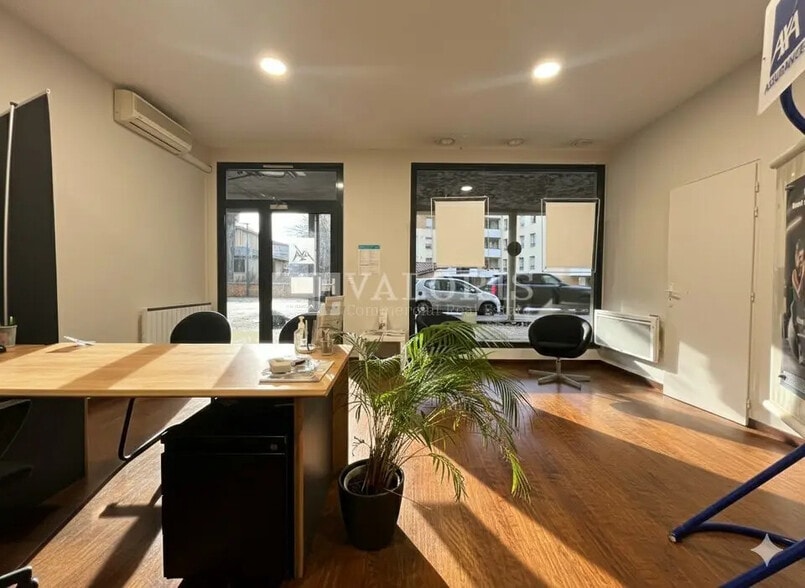 Local commercial dans Lozanne à vendre - Photo intérieure – Image 2 sur 6