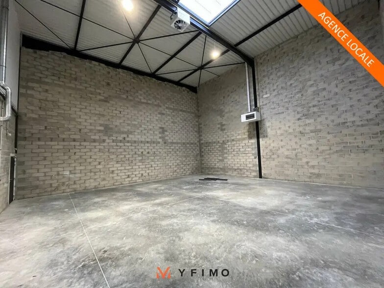 Local d’activités dans Aubergenville à louer - Photo intérieure – Image 1 sur 4